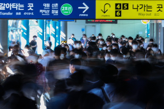 8일 오전 서울 구로구 신도림역에서 마스크를 착용한 통근자 등 시민들이 지하철 2호선으로 환승하기 위해 이동하고 있다.   연합뉴스